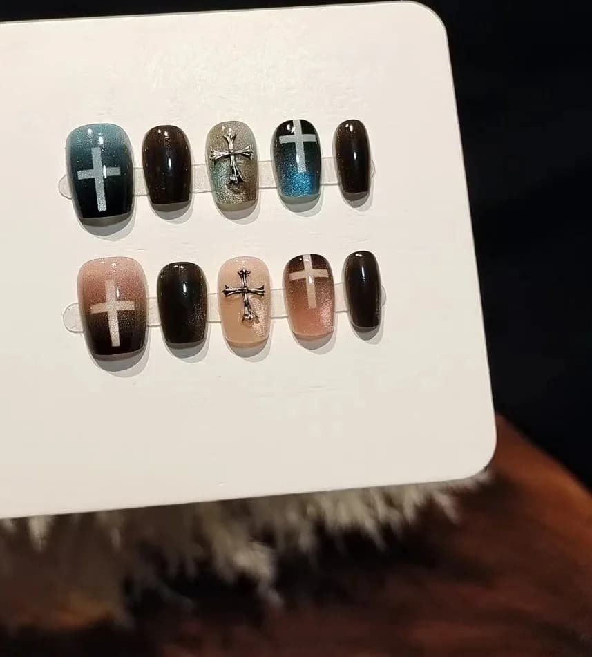 Unghii false albastre și roz Cat Eye cu mărgele de sticlă și design cu cruce