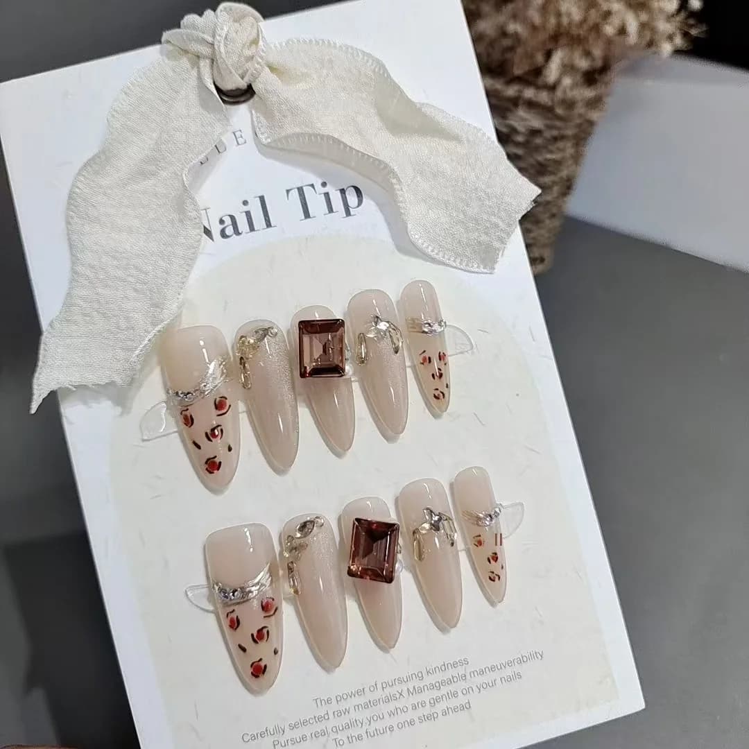 Unghii false cu imprimeu leopard și pietre, formă lungă tip stiletto