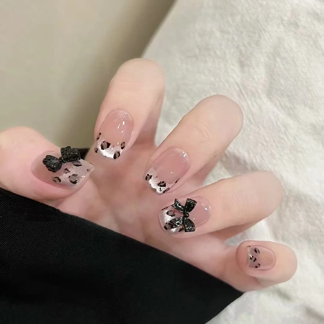 Unghii false scurte, formă cofin, imprimeu leopard și fluture, 10 bucăți