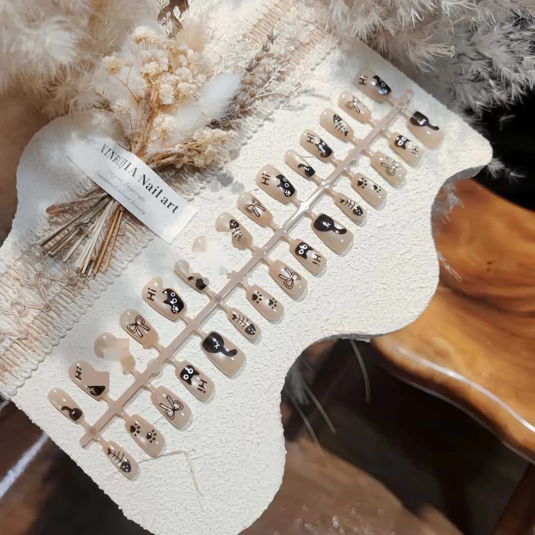 Unghii false scurte tip cofetărie, design pisică neagră, efect ochi de pisică și mărgele de sticlă
