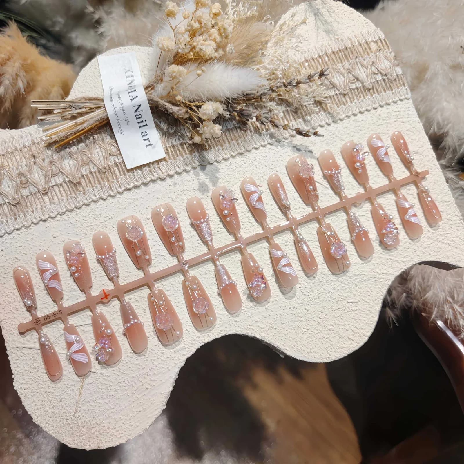 Unghii false Gold Line cu trandafir, fluture și sclipici Cat Eye