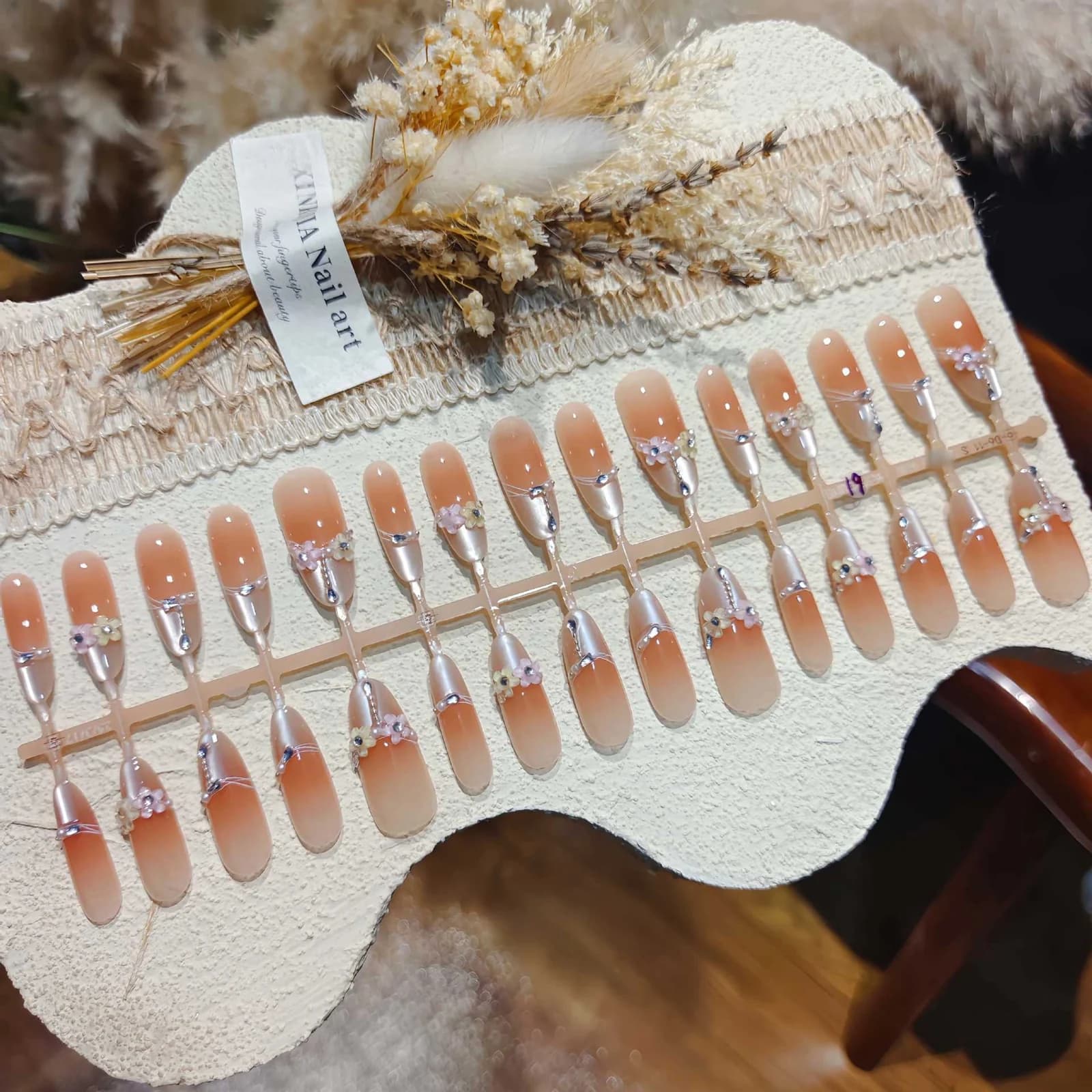 Unghii false Cat Eye florale, formă lungă stiletto, cu accente de cristal