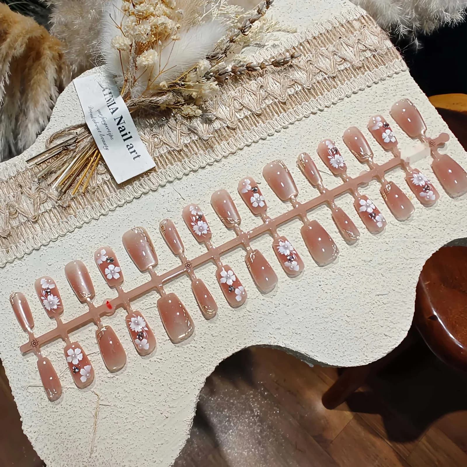 Unghii False cu Efect de Ochi de Pisică Floral și Perle