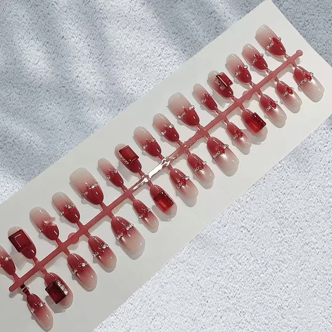 Unghii false ovale medii, model Cat Eye roșu cu pietre, 30 bucăți