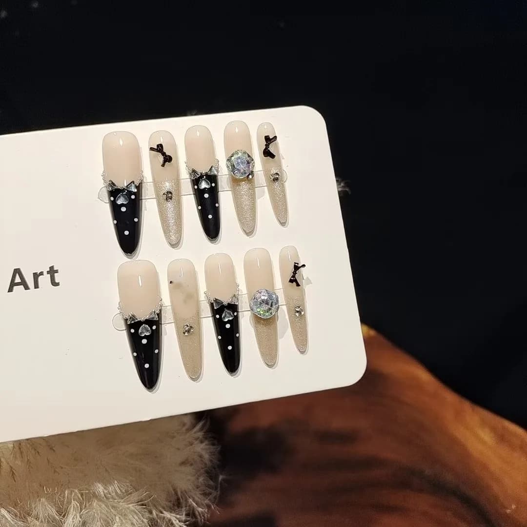 Unghii aplicabile negre cu fluturi și pietre prețioase, manichiură glitter Cat Eye