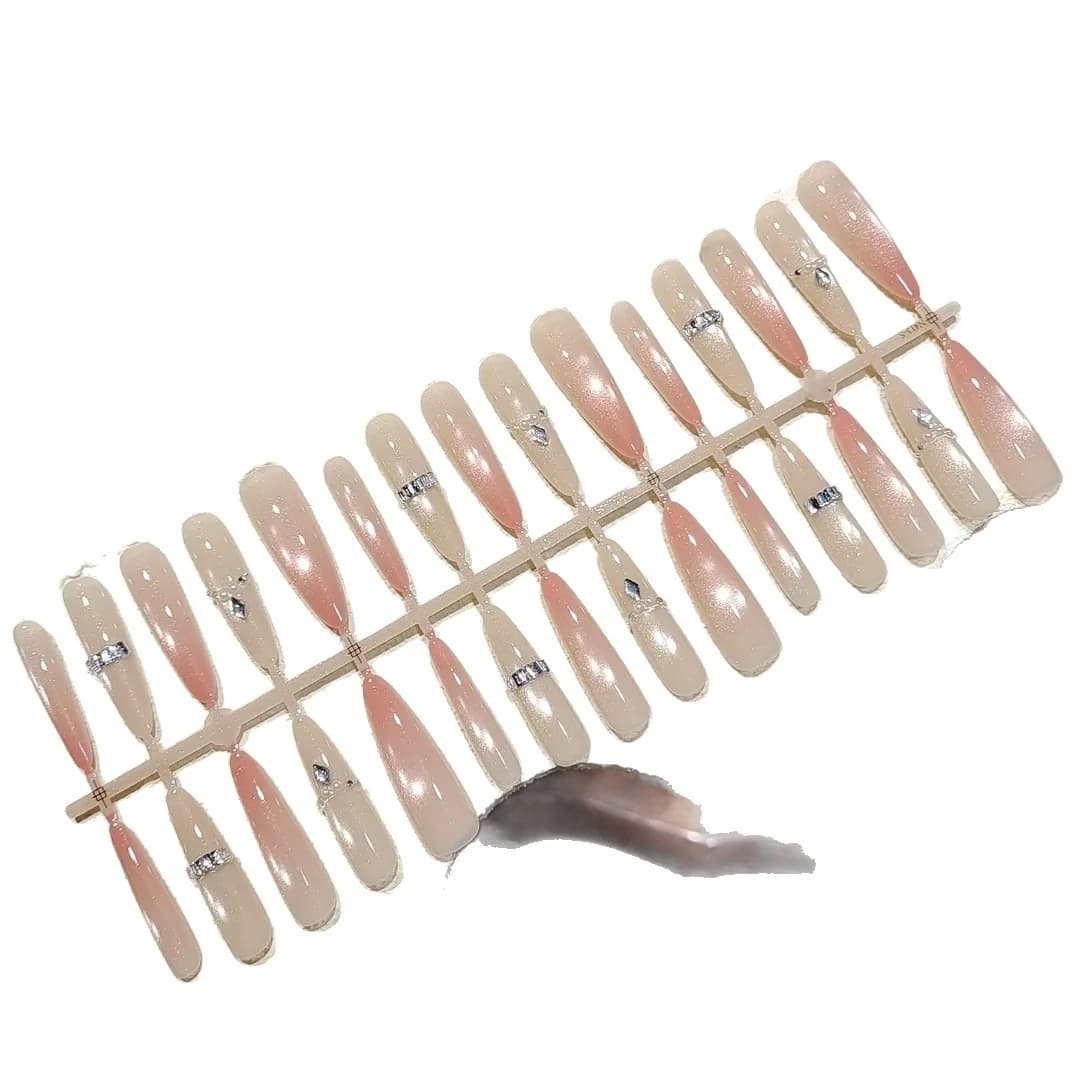 Unghii false roz tip Cat Eye, efect soft glow, formă stiletto