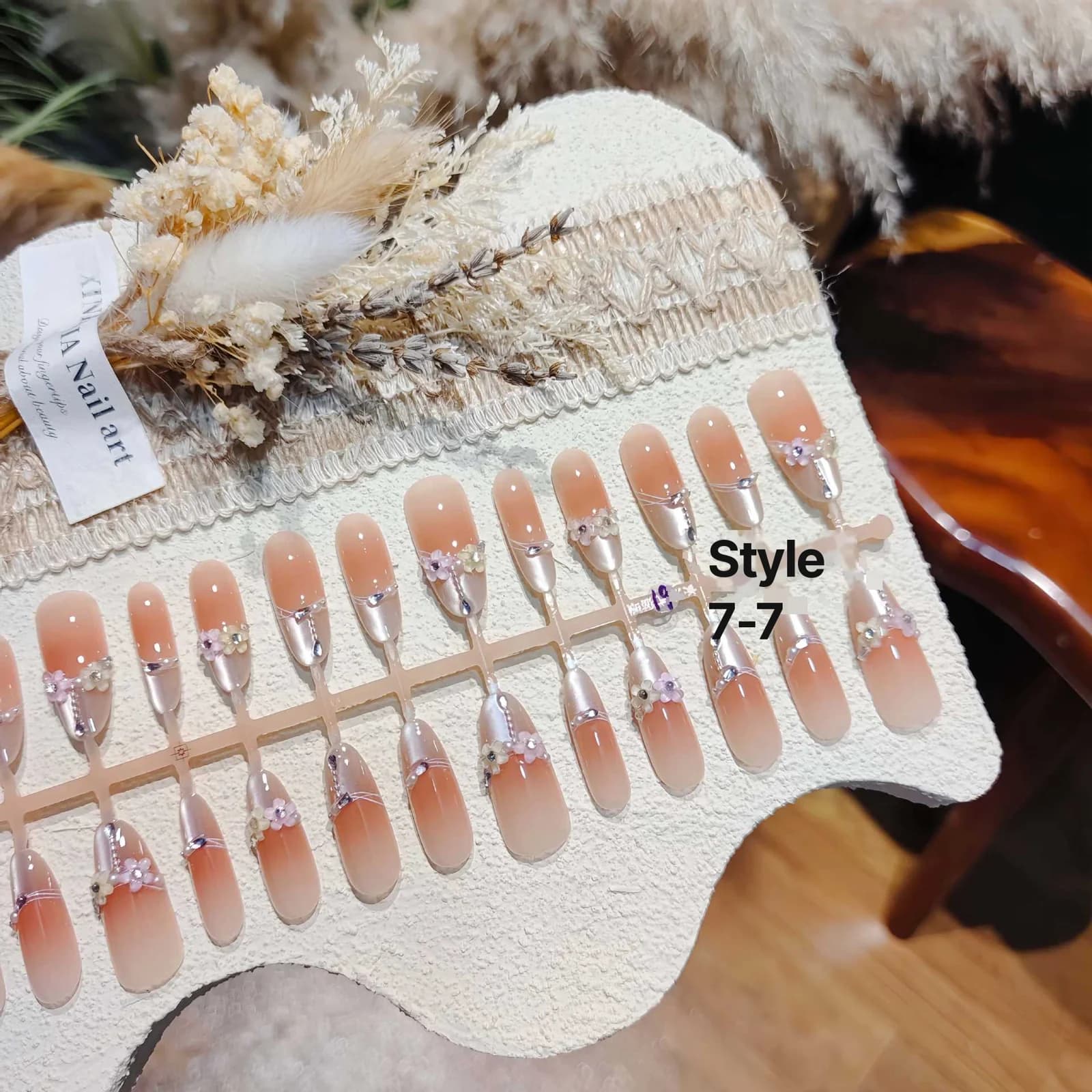 Unghii false Cat Eye florale, formă lungă stiletto, cu accente de cristal