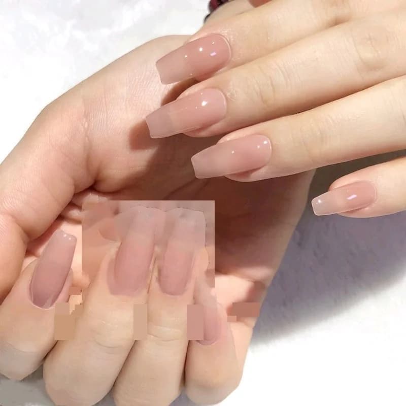 Unghii false lungi, formă cofin, culoare nude translucidă tip jelly
