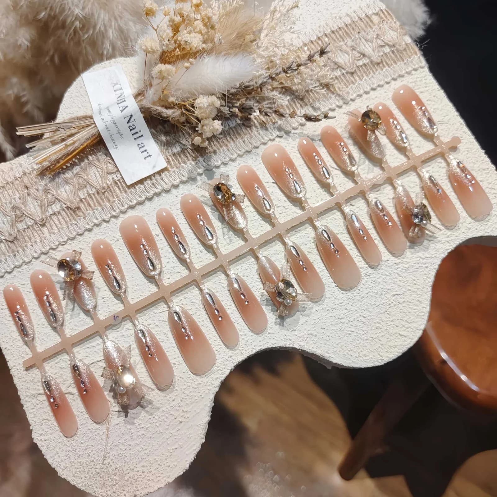 Unghii false Paris Dream Cat Eye cu pietre prețioase și panglică
