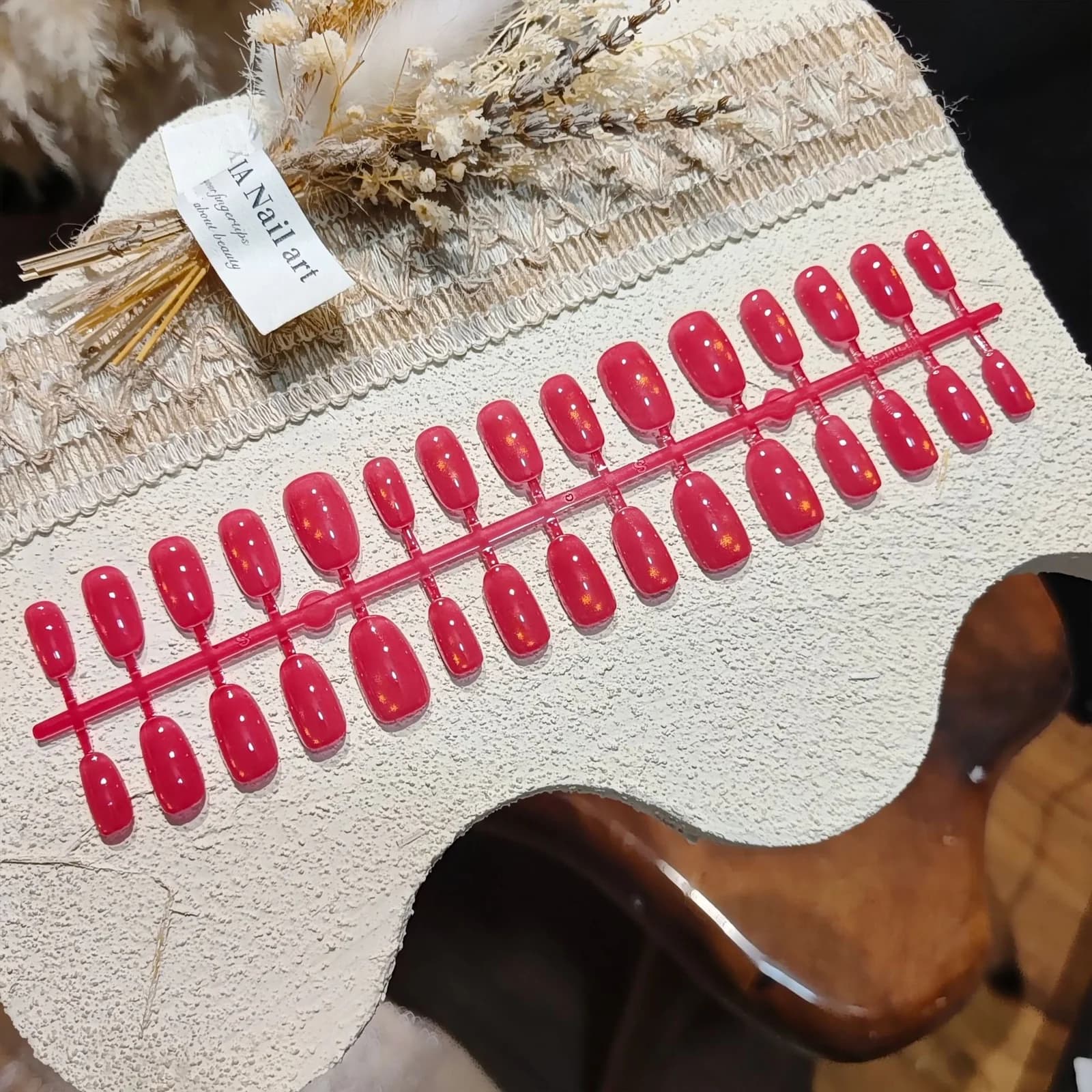 Unghii false cu lipici, efect ochi de pisică și mărgele de sticlă