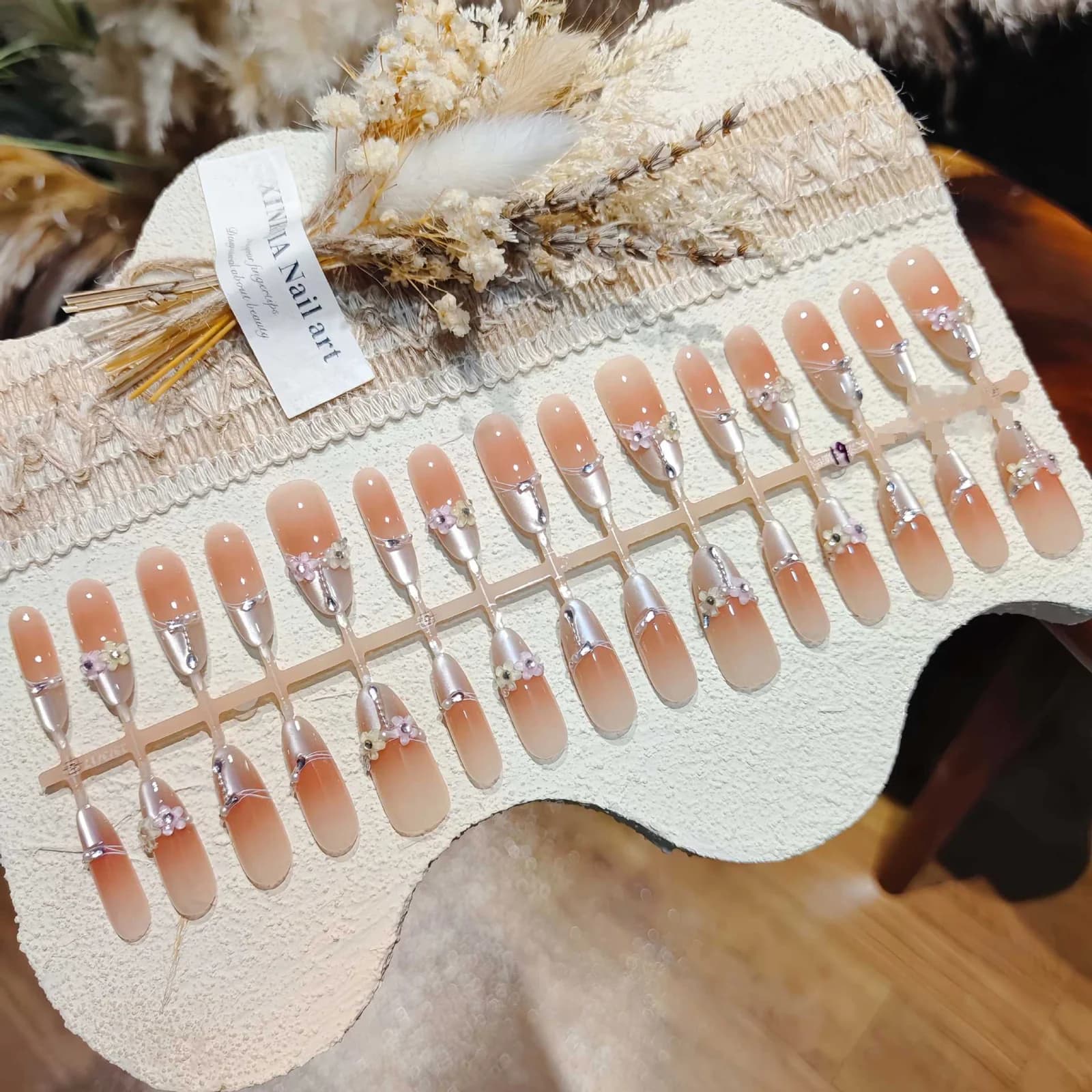 Unghii false Cat Eye florale, formă lungă stiletto, cu accente de cristal