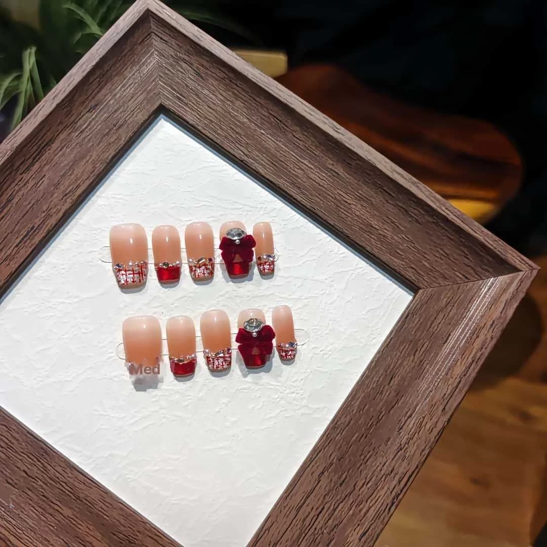 Unghii false scurte, formă cofin, design catifea roșie cu fundiță, 30 bucăți