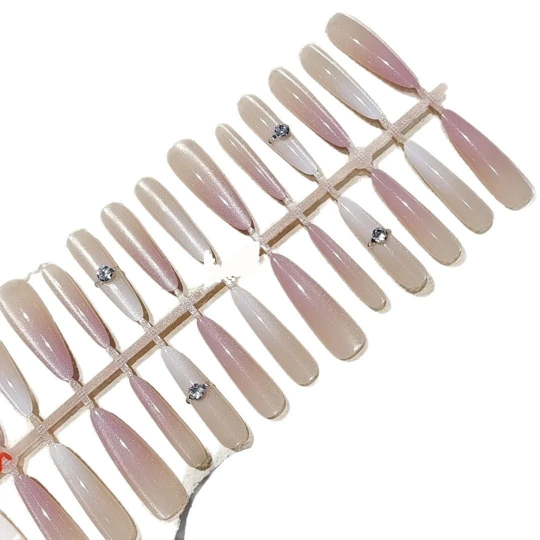 Unghii false tip stiletto cu pietre, design Cat Eye sclipitor