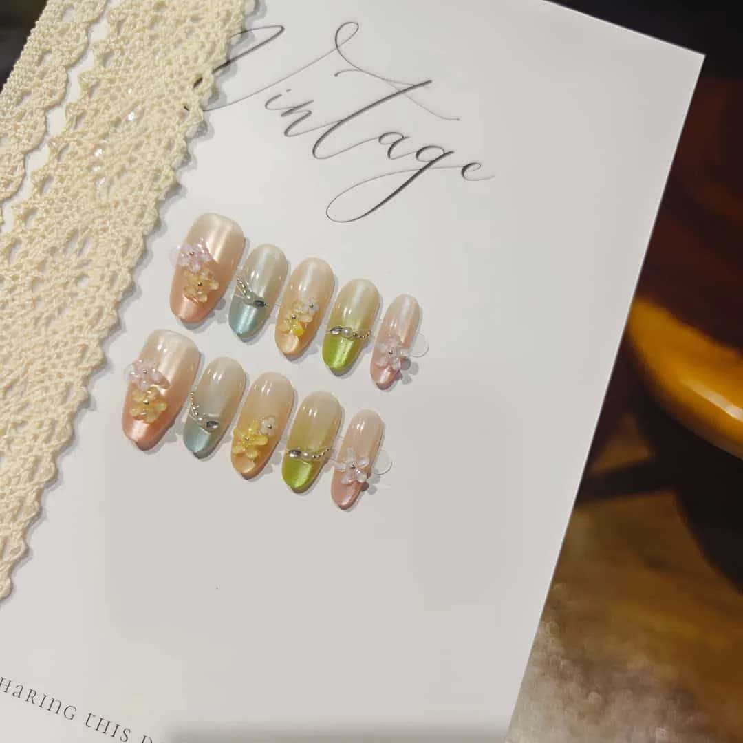 Unghii false Cat Eye florale cu perle și pietre strălucitoare