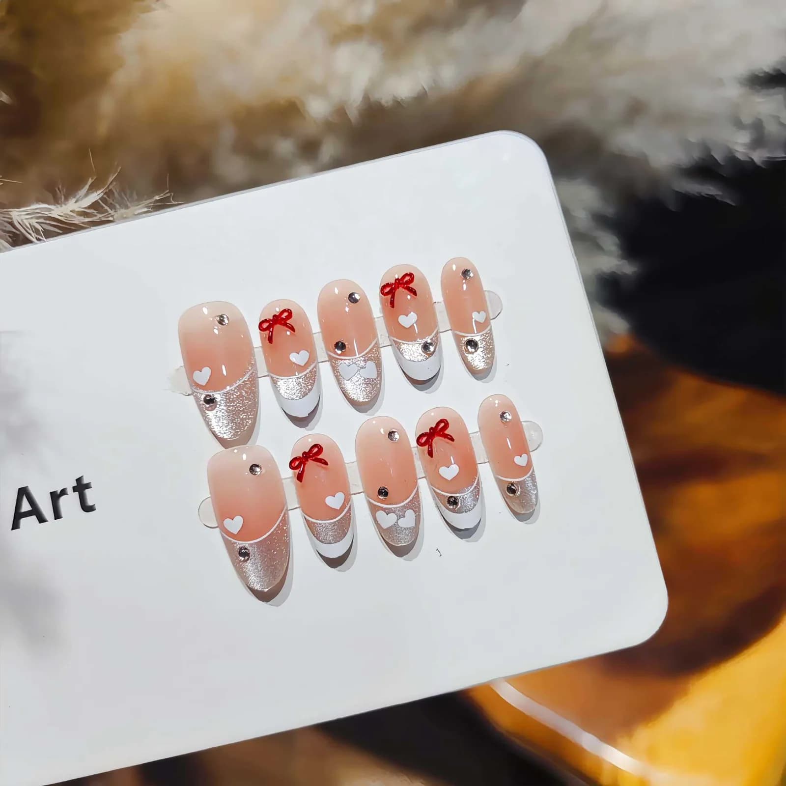 Unghii false Cat Eye French Tip cu design fluture și inimă