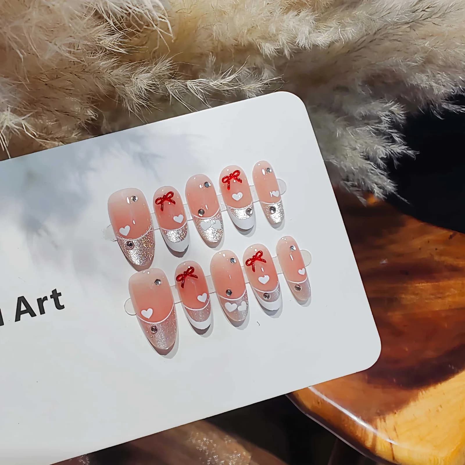 Unghii false Cat Eye French Tip cu design fluture și inimă
