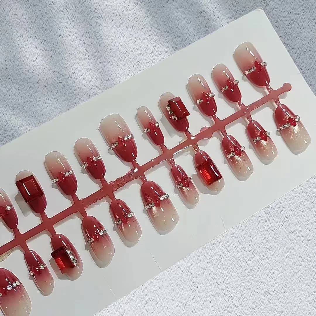 Unghii false ovale medii, model Cat Eye roșu cu pietre, 30 bucăți