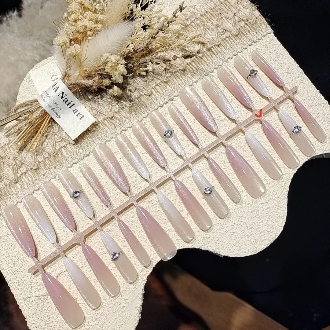 Unghii false stiletto cu pietre prețioase, design sclipici ochi de pisică