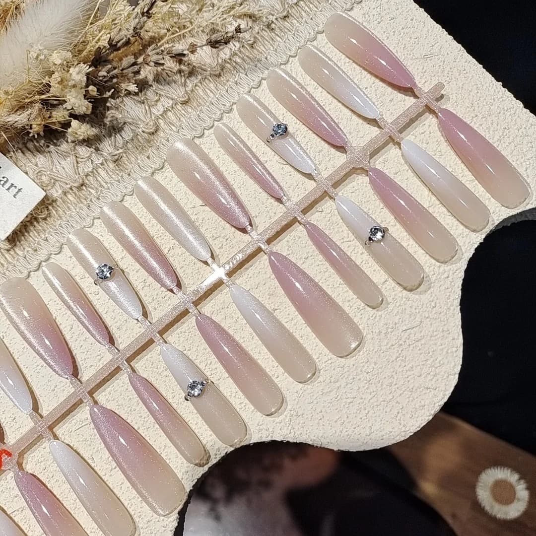 Unghii false stiletto cu pietre prețioase, design sclipici ochi de pisică