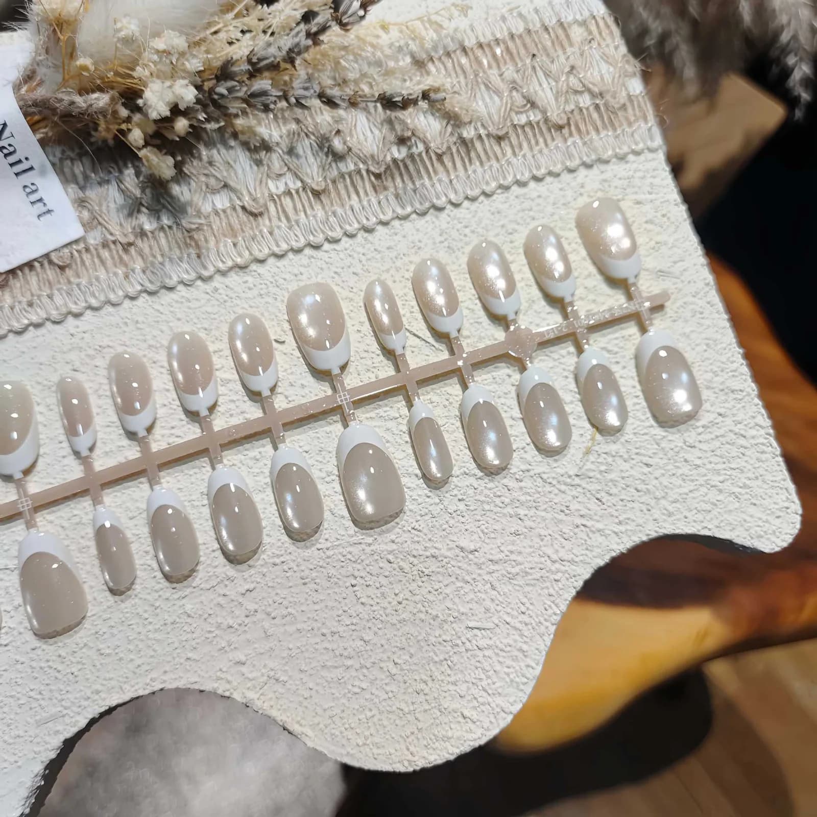 Unghii false scurte, ovale, albe franțuzești, tip Ochii Pisicii, 30 buc.