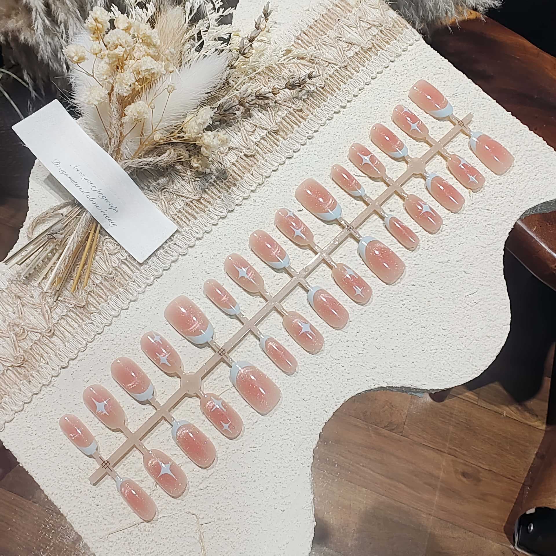 Unghii false scurte, ovalate, tip „ochi de pisică”, design roz cer înstelat