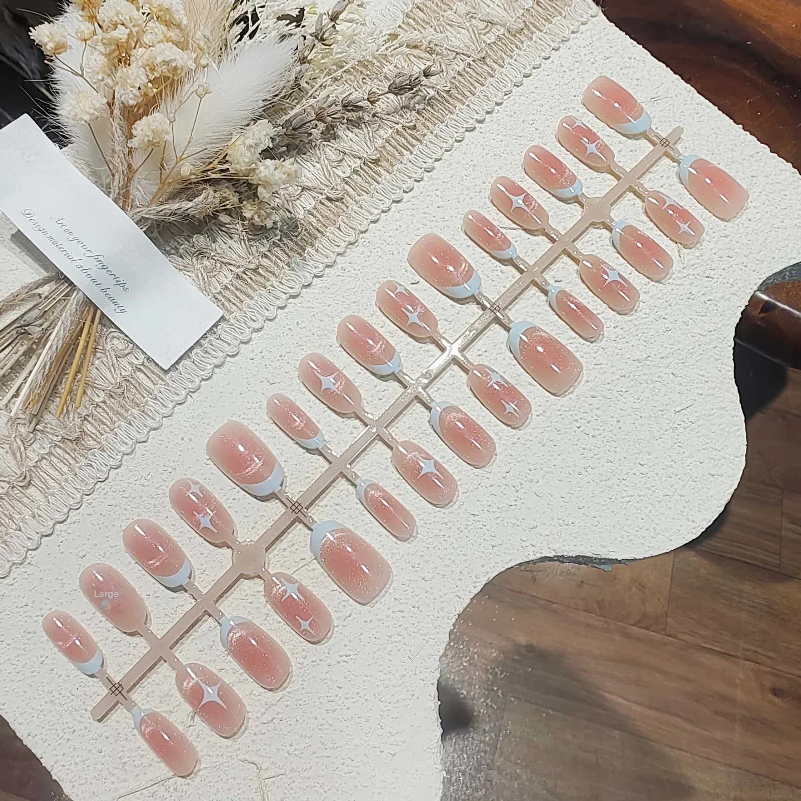 Unghii false scurte, ovalate, tip „ochi de pisică”, design roz cer înstelat