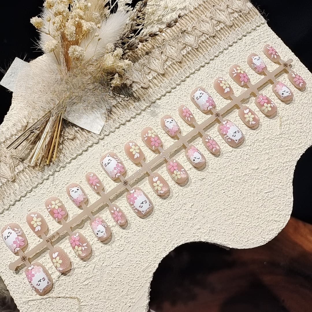 Unghii false roz ochi de pisică, formă balerină scurtă, design floral