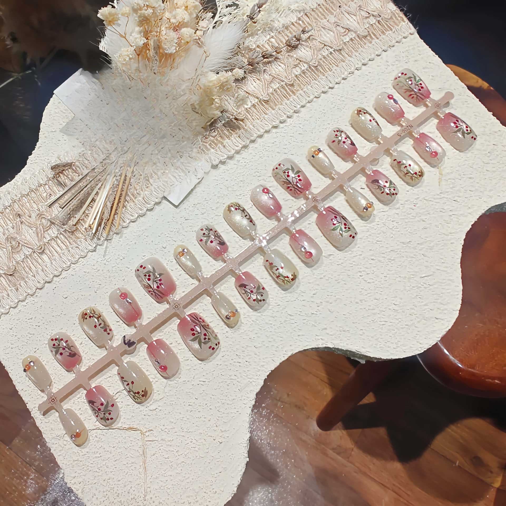 Unghii false Cat Eye Roșu cu Pietre și Model Floral