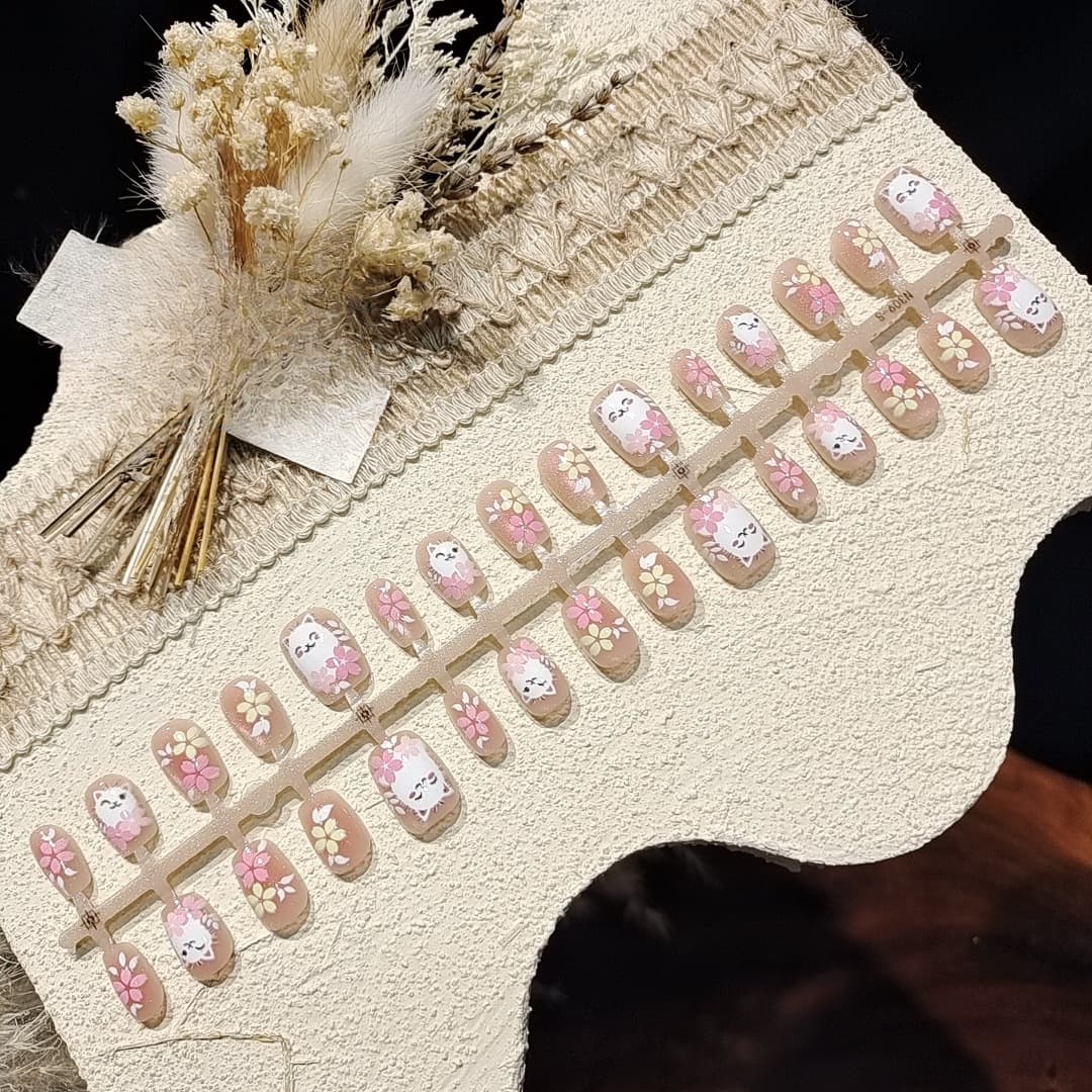 Unghii false roz ochi de pisică, formă balerină scurtă, design floral
